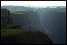 Fortaleza, einer der mchtigen Canyons am Rande des Araukarienplateaus. Foto: Axel Kwet